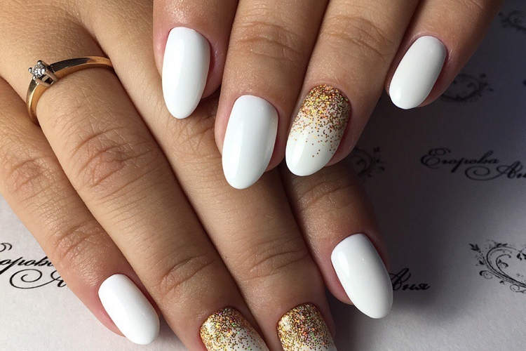 ongles en gel blanc paillettes dorées dégradé