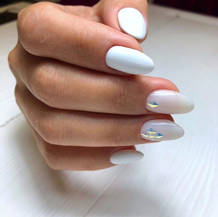 ongles en gel blanc perlé design minimaliste