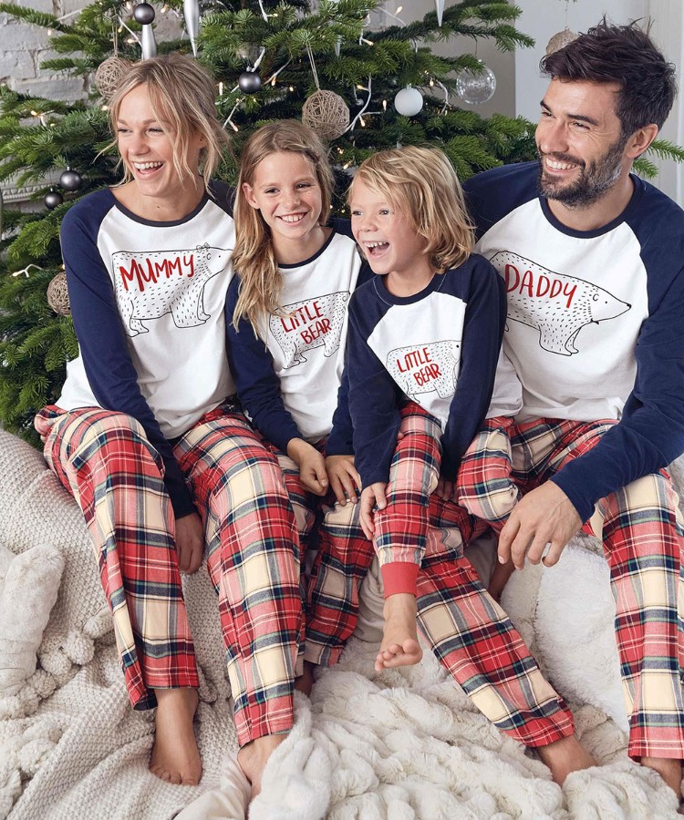 photo de famille pour Noël avec sapin pyjama maison ambiance cosy