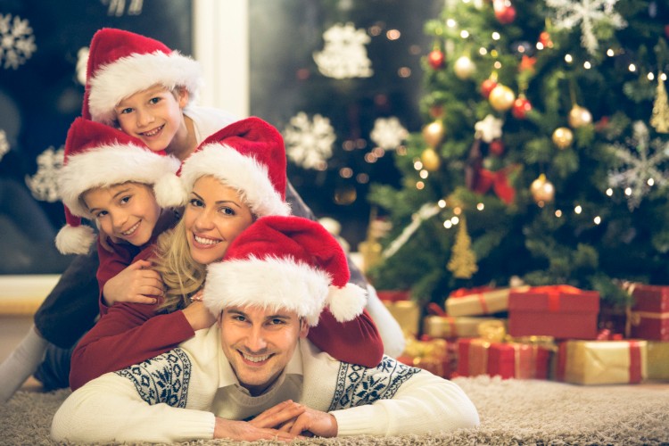 photo de famille pour Noël enfants parents maison sapin atmosphère cosy