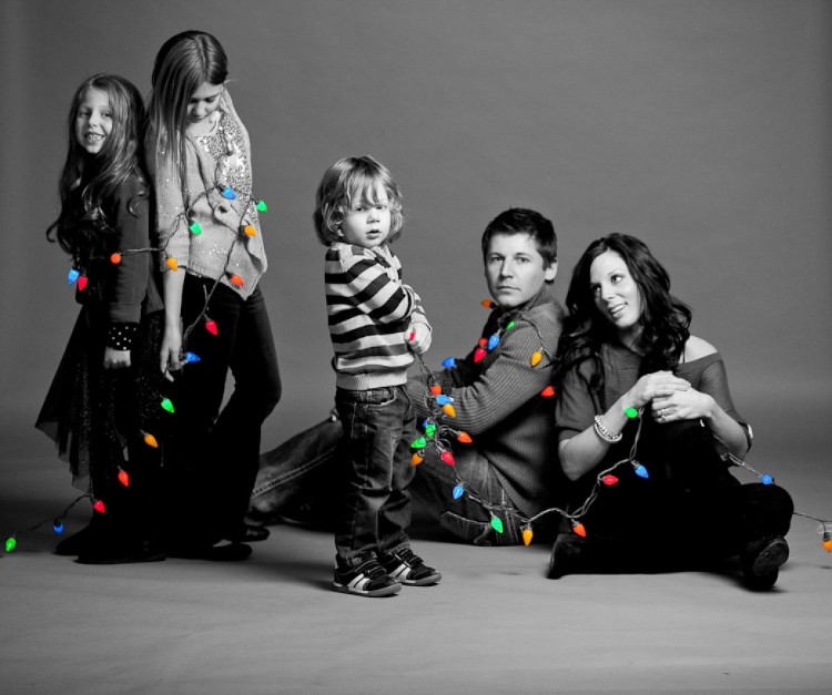 photo de famille pour Noël idée tirage noir blanc concept ludique parents enfants
