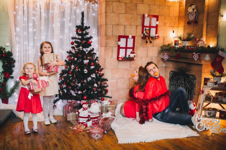 photo de famille pour Noël prés sapin coin feu ambiance cosy parfaite fêtes fin année