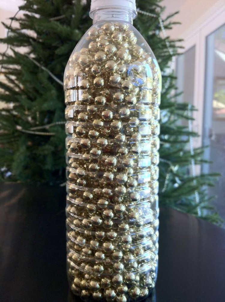 rangement décoration de Noël bouteille eau pour éviter nœuds guirlande perles