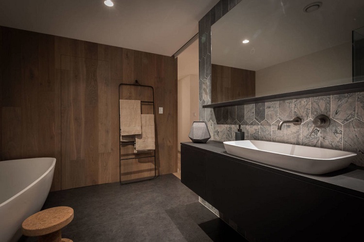 salle de bain moderne mur en bois pierre