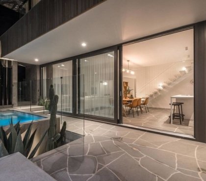 sol en béton maison moderne avec piscine fenêtres coulissantes