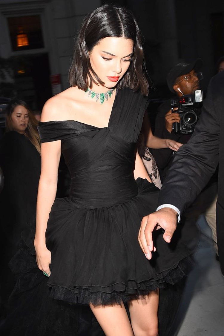 tenue de fêtes de fin d'année Kendall Jenner robe courte voiles dentelle