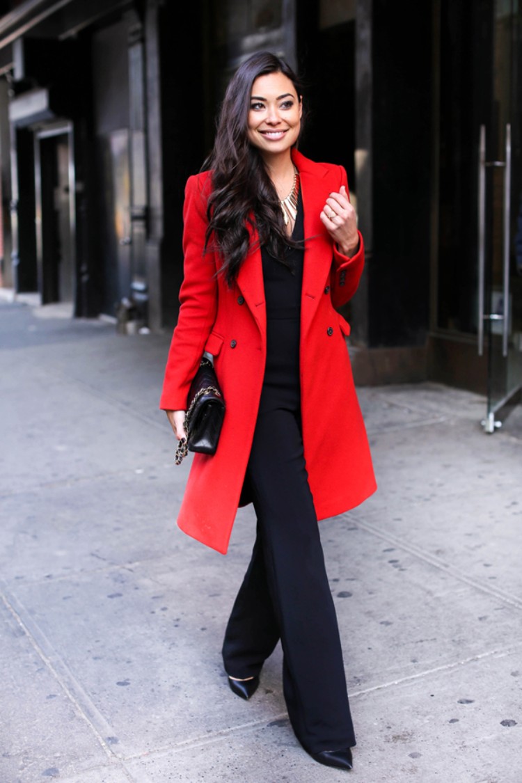 tenue de fêtes de fin d'année pantalon large manteau rouge look féminin Nouvel An