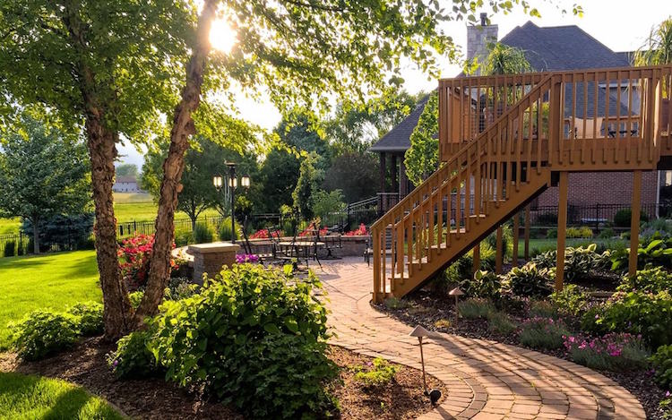 aménager un coin détente au jardin terrasse bois escalier extérieur bois allée pavés verdure