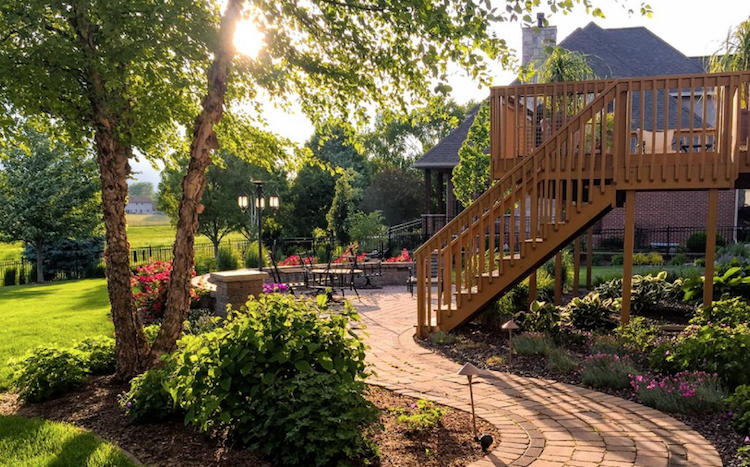 aménager un coin détente au jardin terrasse bois patio allée pavés verdure