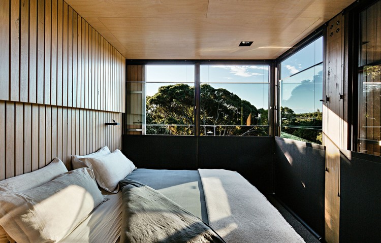cabane design chambre à coucher cosy fenêtres panoramiques habillage bois