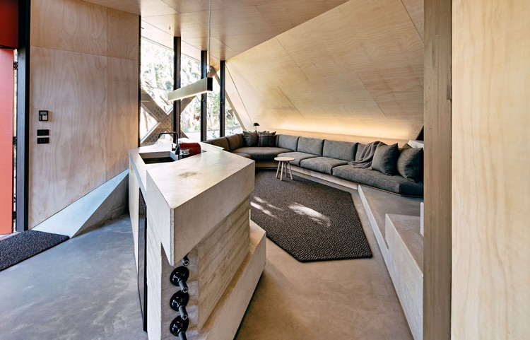 cabane design salon moderne revêtement mural bois sol béton