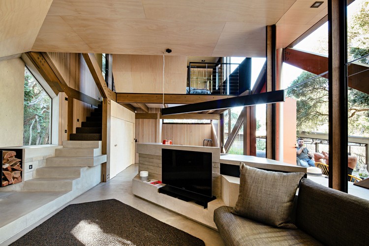 cabane moderne intérieur cosy grandes fenêtres habillage bois sol béton