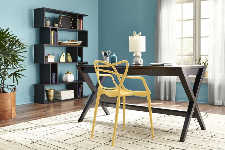 couleur déco intérieur 2019 coin bureau teintes bleu vert chaise jaune mobilier bois