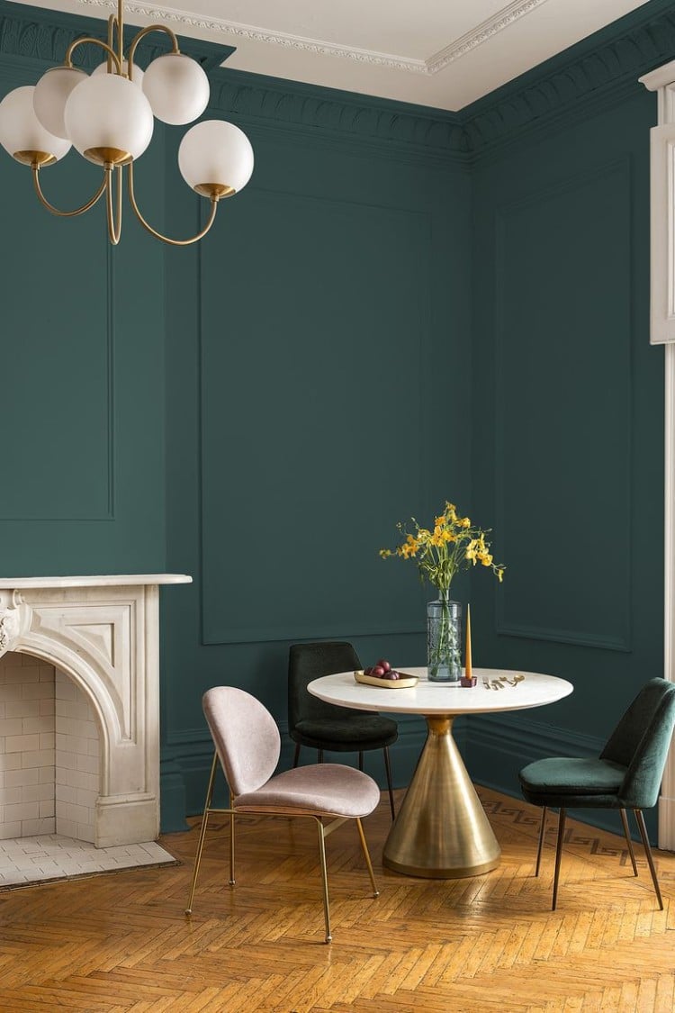 couleur déco intérieur 2019 mi vert mi bleu idées décoration salon cheminée style rétro chic