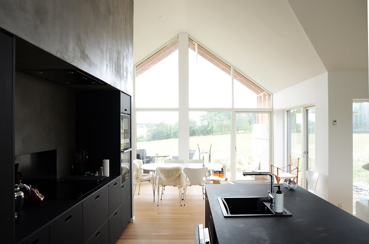 cuisine noir mat minimaliste îlot central fenêtre panoramique