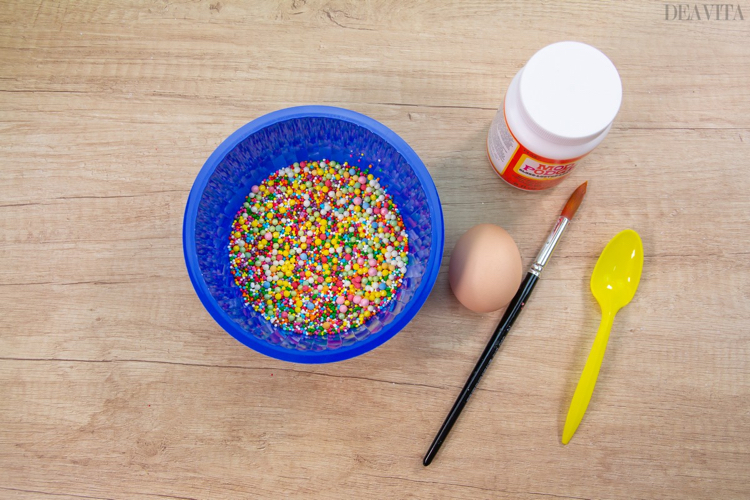 décoration des œufs de Pâques matériel nécessaire vermicelles en sucre pinceau mod podge