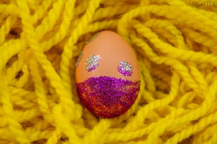 décoration œuf de Pâques déco poudre de paillettes