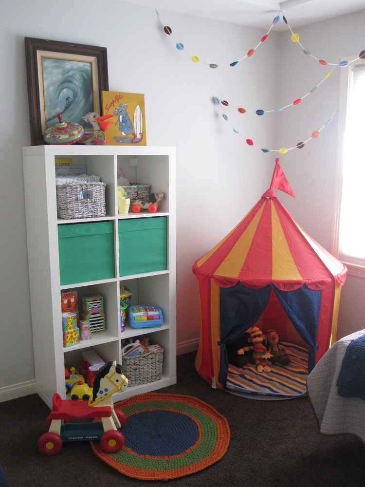 déco chambre enfant cirque guirlande colorée petit chapiteau pour jeux