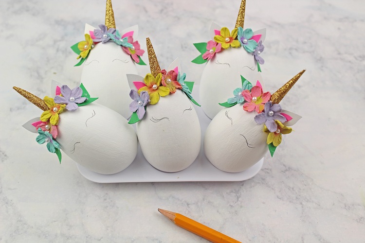 déco œufs de Pâques licorne fleurs en papier idée DIY