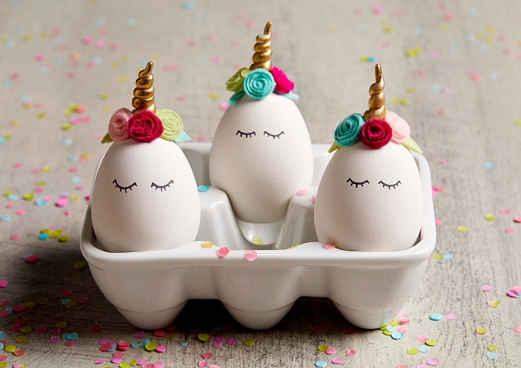 déco œufs de Pâques licorne idée DIY mini fleurs en feutrine
