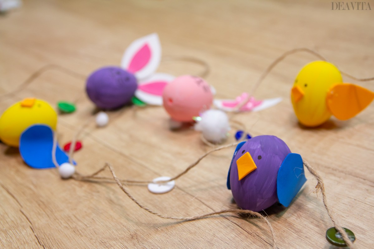 décoration de Pâques à faire soi-même guirlande festive poussins lapins boutons
