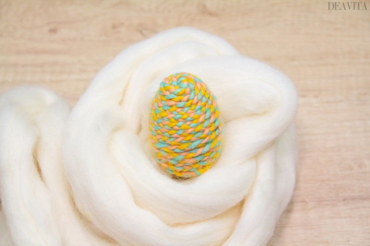 décoration de Pâques à faire soi-même œuf déco tresse en fil de laine