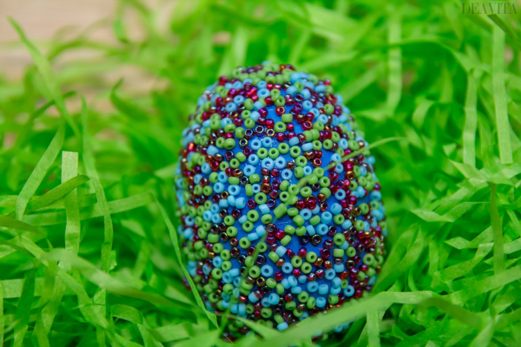 décoration de Pâques à faire soi-même œuf perles de rocaille