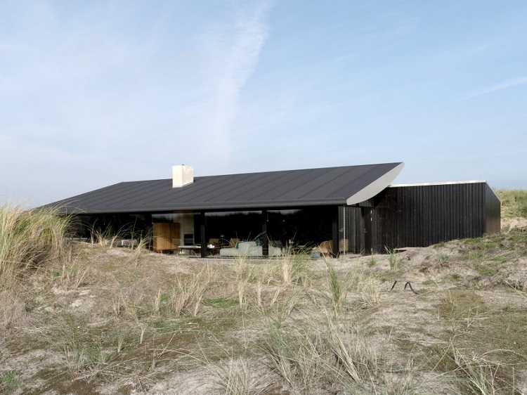 façade vitrée noire maison danoise en pleine nature
