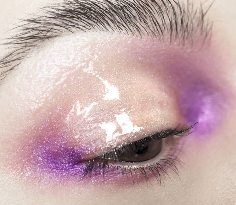 maquillage glossy bicolore touches violet effet mouillé regard brillant naturel