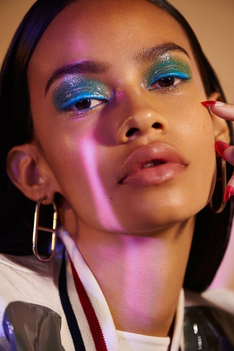 maquillage glossy bleu clair look naturel femme tendances makeup 2019