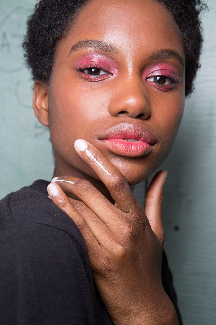 maquillage glossy pink peau mate look tendance makeup 2019