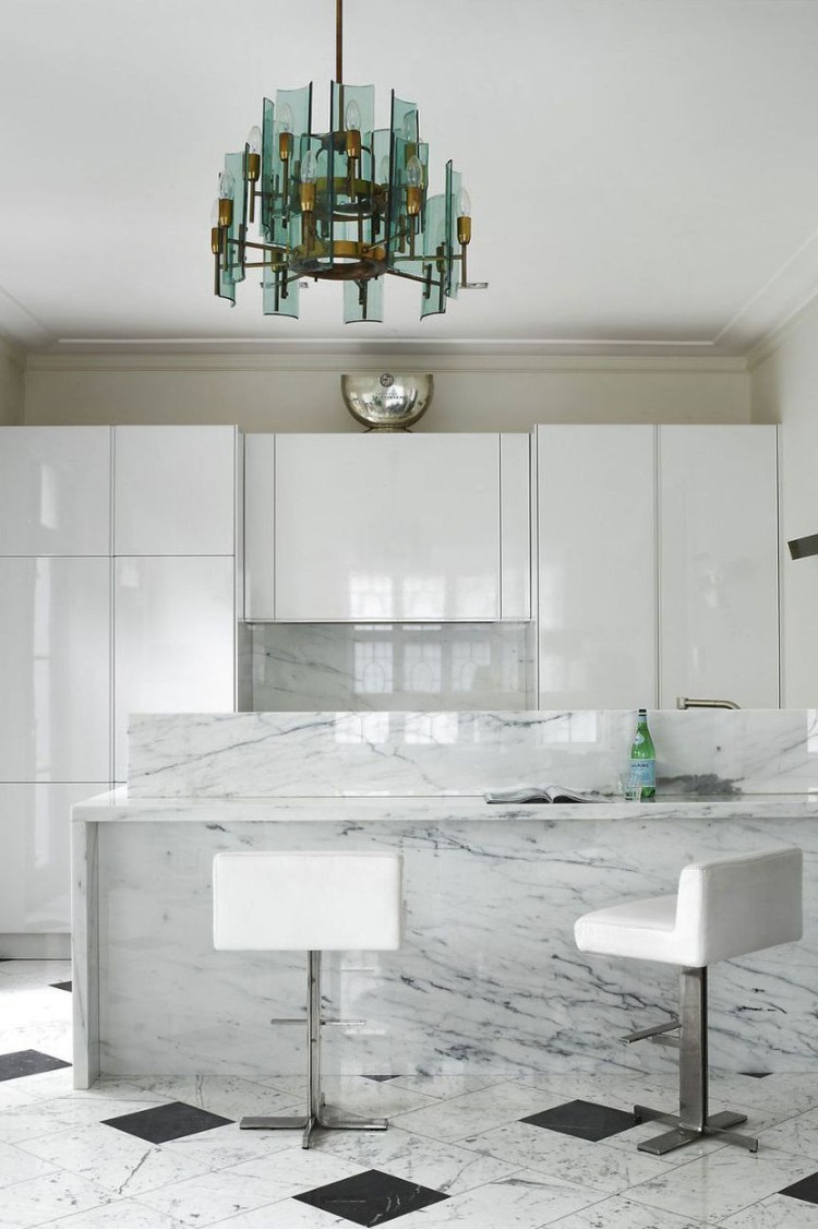 nouvelles tendances cuisine 2019 design luxe marbre blanc touches noires suspension luxueuse verre