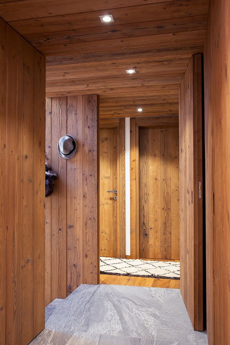 revêtement bois intérieur massif spots encastrables carrelage tapis original