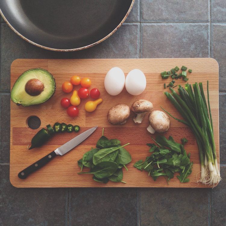 régime Pegan bons gras légumes oeufs épinards avocat champignons