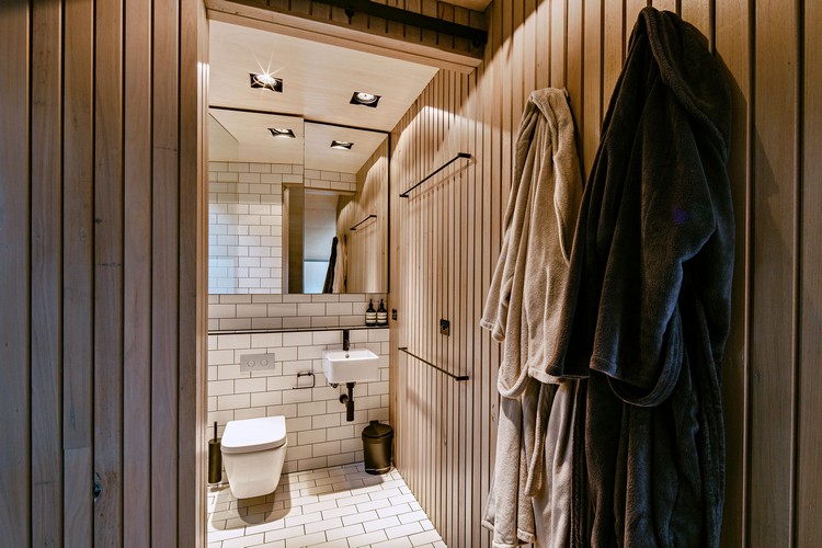 salle de bain carrelage blanc habillage bois lamelles verticales