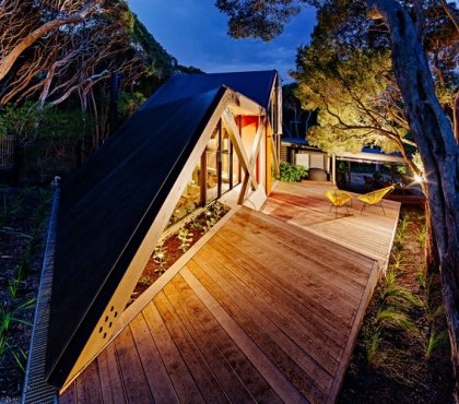 toit en pente cabane design forêt allée en bois éclairage moderne