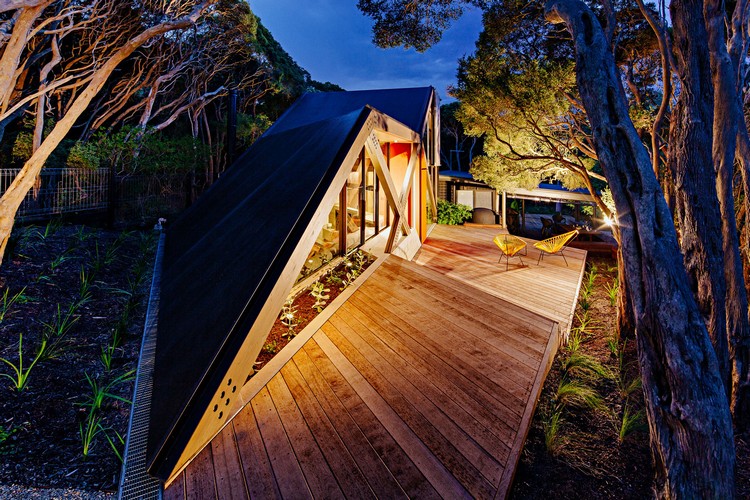 toit en pente cabane design forêt allée en bois éclairage moderne