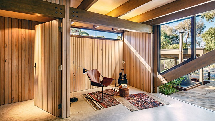 toit en pente cabane intérieur moderne habillage bois sol béton