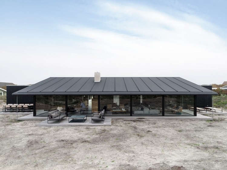 toiture noire façade vitrée espace de vie extérieur