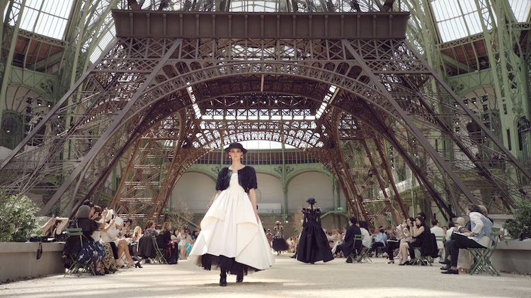 Karl Lagerfeld Chanel défilé haute couture automne hiver 2017 2018 tour Eiffel
