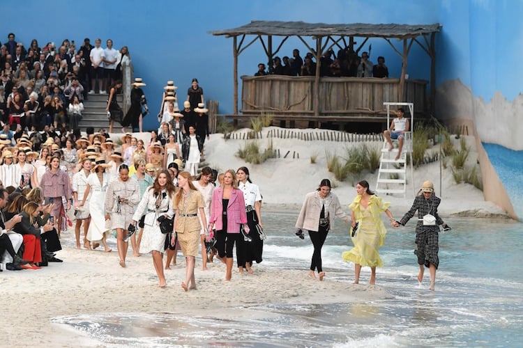 Karl Lagerfeld défilé Chanel prêt à porter printemps été 2019 plage