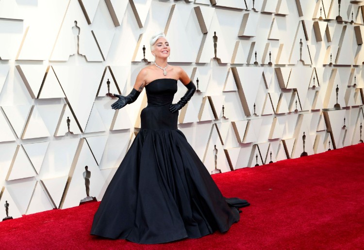 Oscars 2019 les looks des célébrités Lady Gaga robe noire signé Alexander McQueen