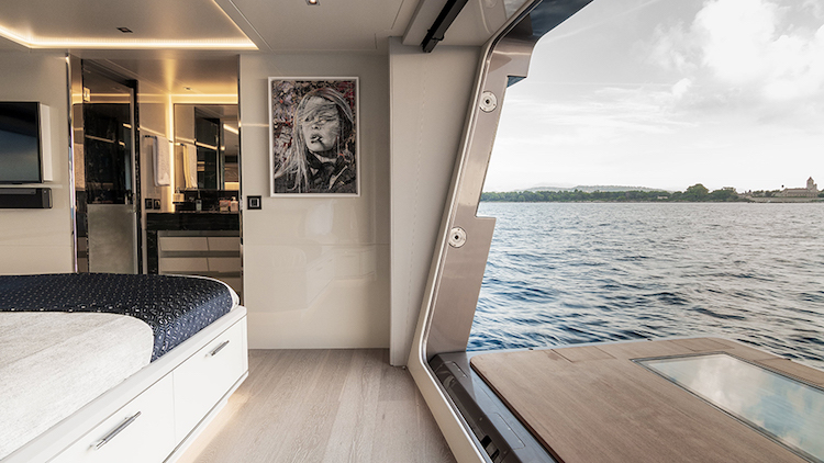 Vripack Rock Explorer Yacht cabine luxe eclairage indirect salle de bain mur rabattable terrasse