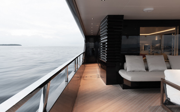 Vripack Rock Explorer Yacht terrasse luxe bois mobilier haut de gamme