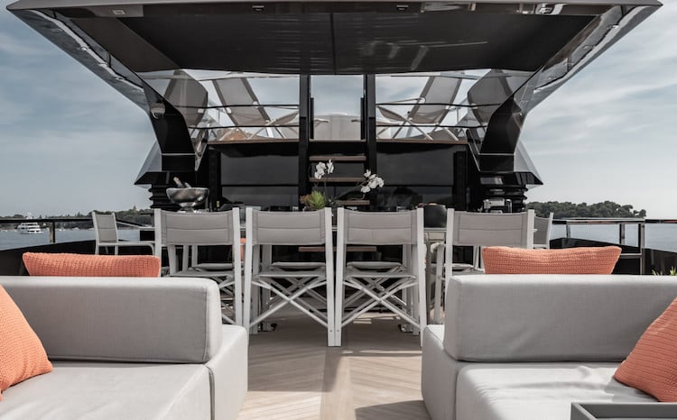 Vripack Rock Explorer Yacht terrasse panorama mobilier haut de gamme bar