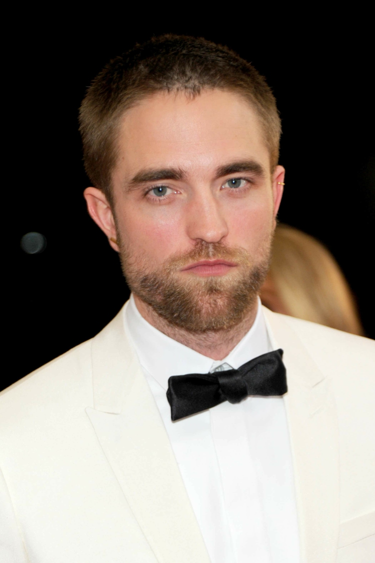 buzz cut homme Robert Pattinson coiffure moderne avec barbe