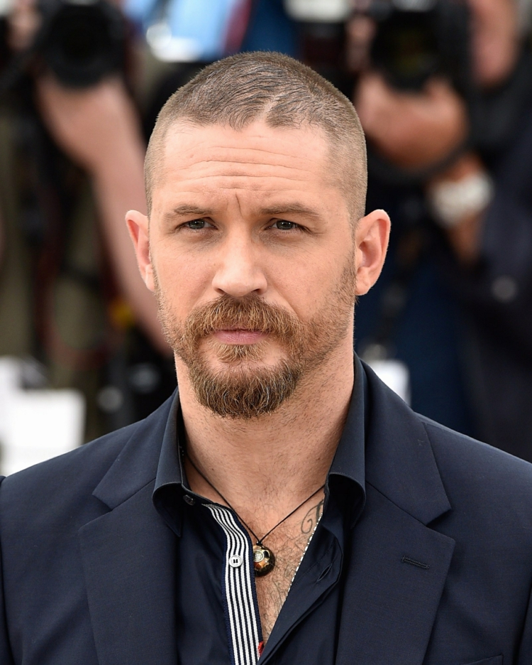 buzz cut homme Tom Hardy coiffure avec barbe