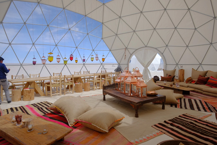 camping de luxe Koci Bolivie dome restaurant tapis coussins de sol lanternes verre
