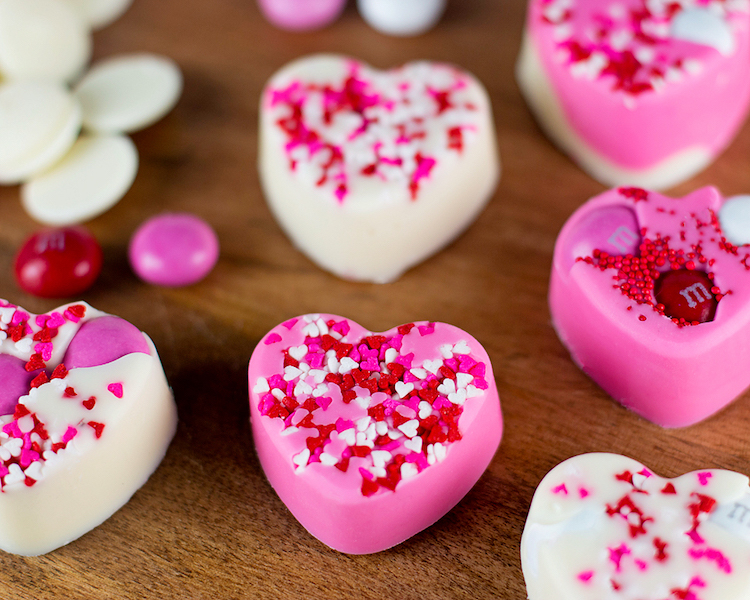 chocolats pour la Saint Valentin coeurs chocolat blanc rose deco vermicelles en sucre coeurs bonbons mm