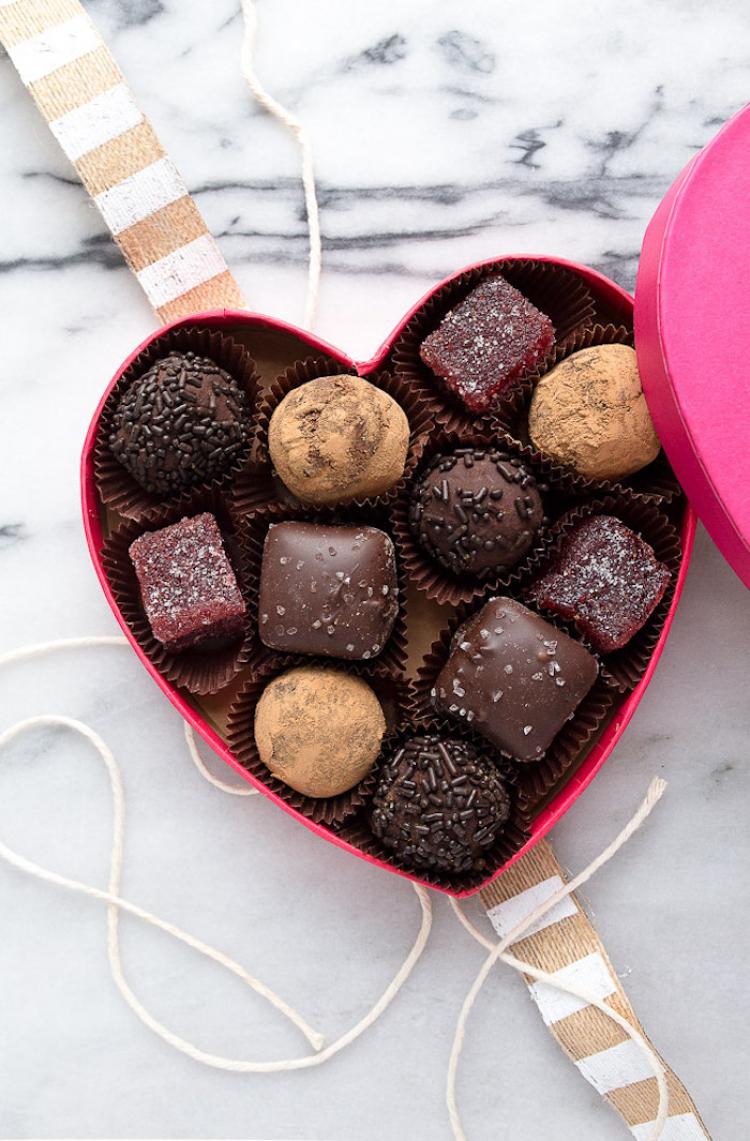 chocolats pour la Saint Valentin truffes boite coeur idee romantique